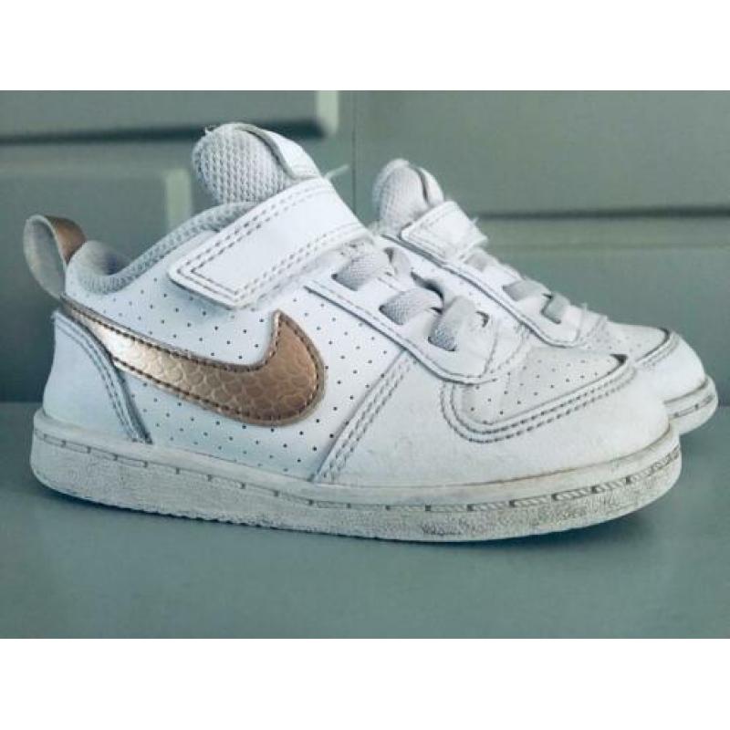 ZGAN stoere, witte Nikes maat 25.