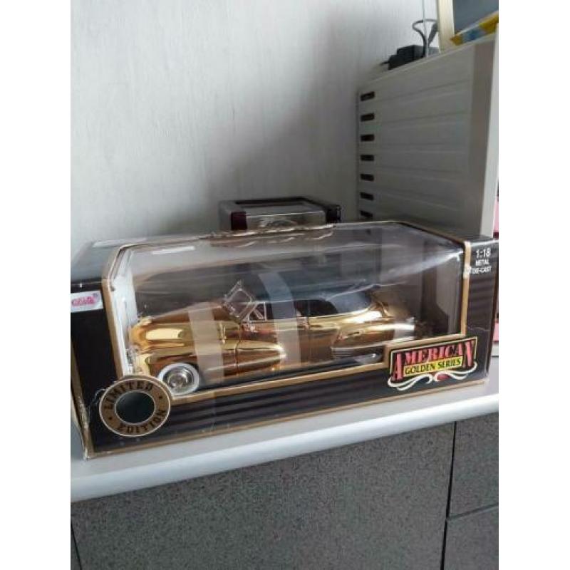 1:18 Cadillac Series 62 gold