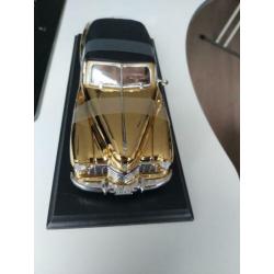 1:18 Cadillac Series 62 gold