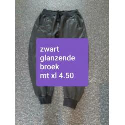 Zwart (licht ) glanzende broek mt xl