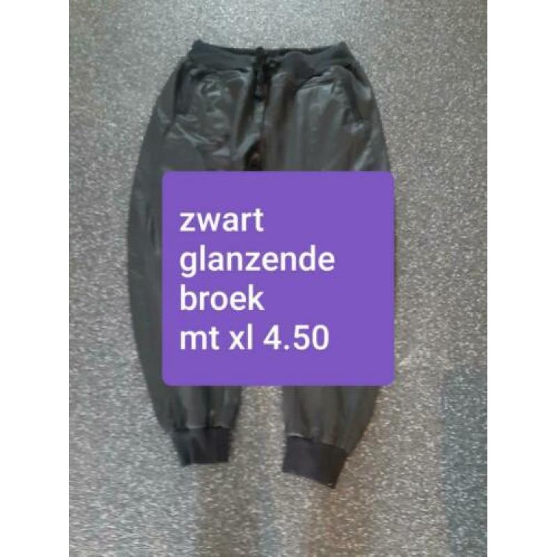 Zwart (licht ) glanzende broek mt xl