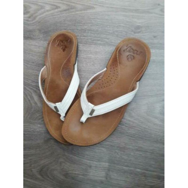 Zo goed als nieuwe Reef slippers maat 37