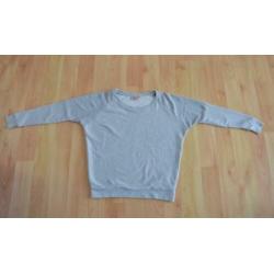 Basic grijze sweater van Only met netstof aan bovenkant mouw