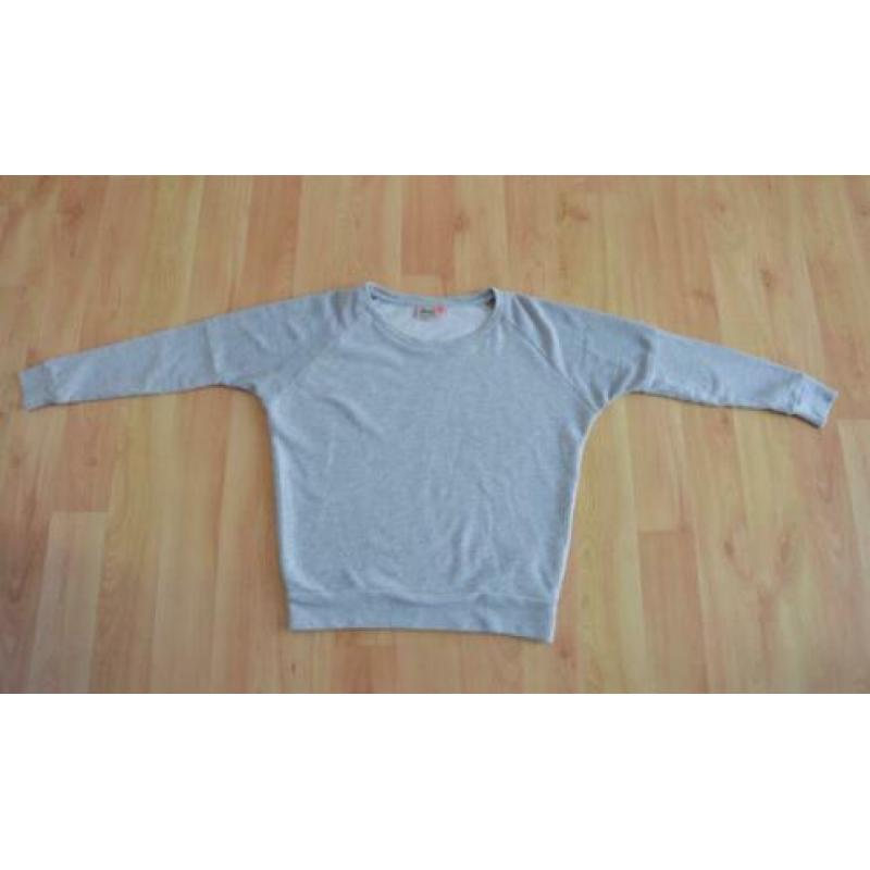 Basic grijze sweater van Only met netstof aan bovenkant mouw