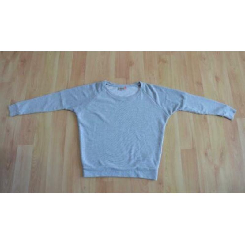 Basic grijze sweater van Only met netstof aan bovenkant mouw