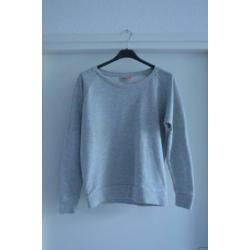 Basic grijze sweater van Only met netstof aan bovenkant mouw