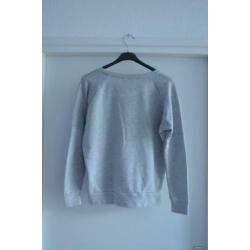 Basic grijze sweater van Only met netstof aan bovenkant mouw