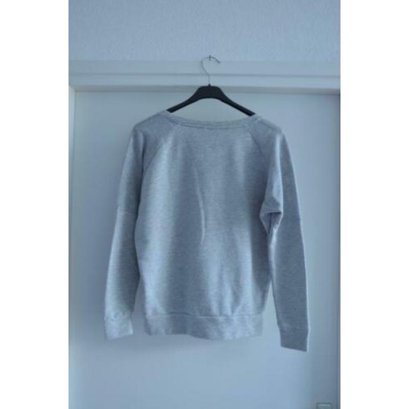 Basic grijze sweater van Only met netstof aan bovenkant mouw