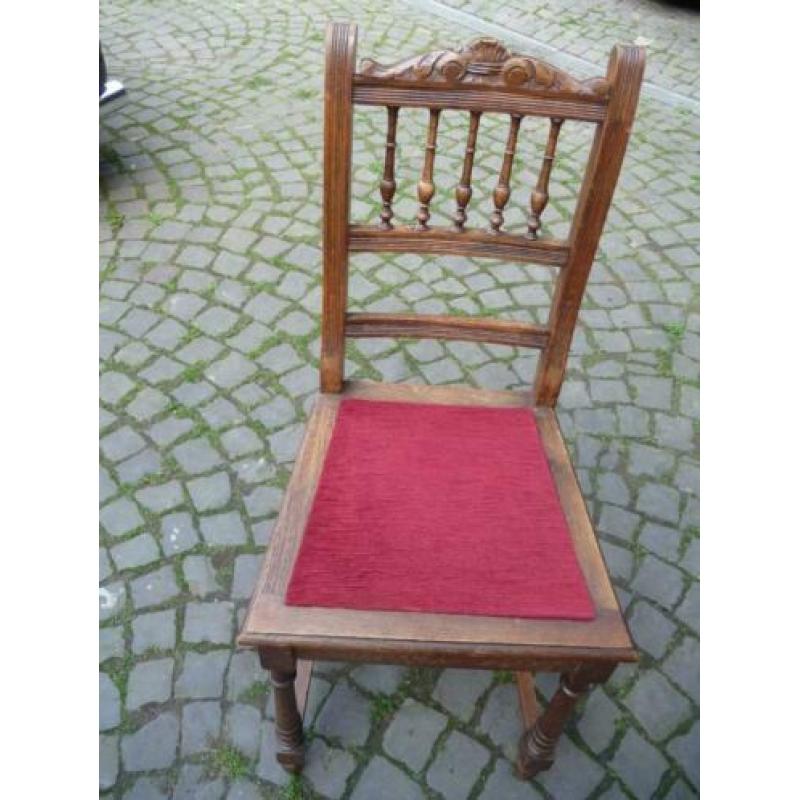 4 zeer oude stoelen