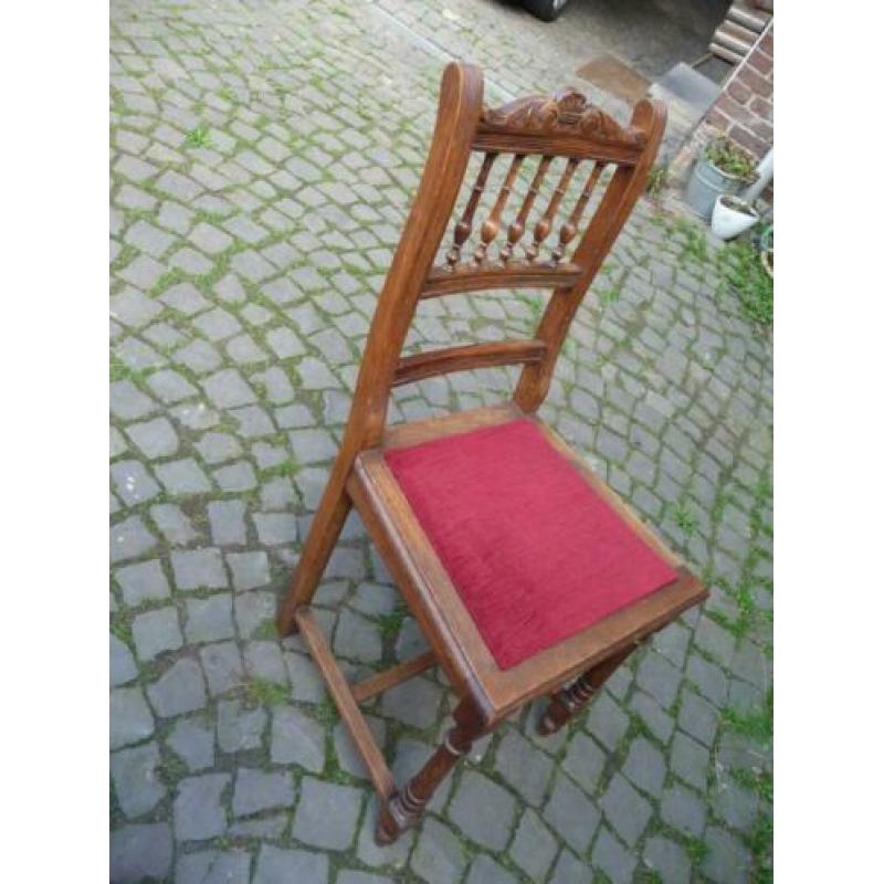 4 zeer oude stoelen