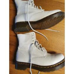 Witte dr martens