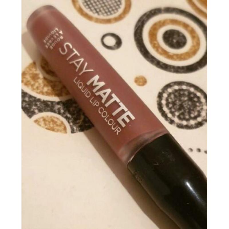 Rimmel Stay Matte lipstick 860 urban affair