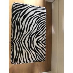 Zebra hocker