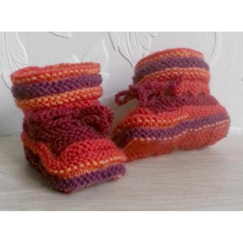 Baby Booties 0-3 m. multicolor rood, babyslofjes handgebreid